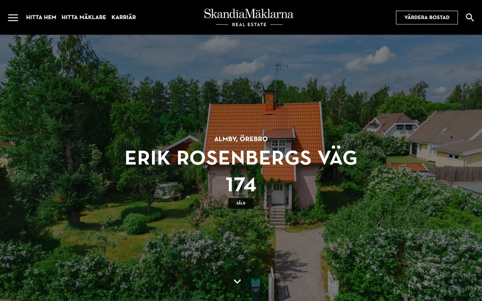 Bostadsannonsen på skandiamaklarna.se med flygbild över villan på Erik Rosenbergs väg