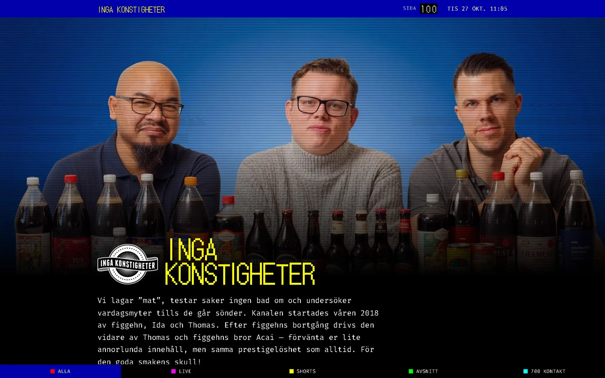 Startsidan för ingakonstigheter.nu i Text-TV-stil: en blå rubrikrad med sidnummer 100 och datum, kanalens tre värdar bakom en rad flaskor julmust, loggan och en kort presentation. Längst ner de färgade filterknapparna Alla, Live, Shorts, Avsnitt och 700 Kontakt.