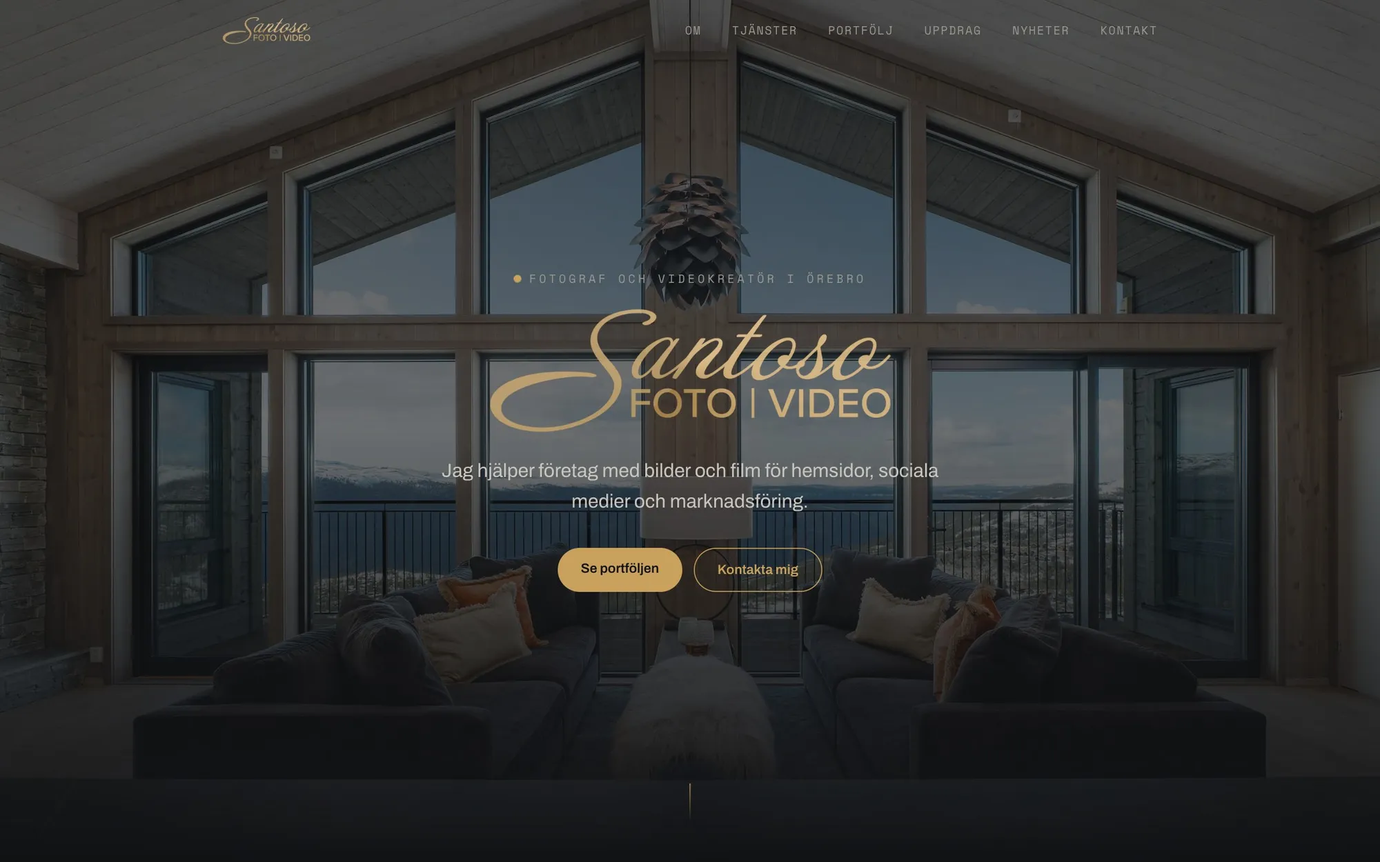 Startsidan för santoso.se: menyn överst, loggan Santoso Foto Video i guld och knapparna Se portföljen och Kontakta mig över en bild av ett vardagsrum med stora fönster mot fjällen.